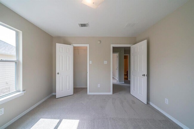 Building Photo - 1023 Casting Springs Way