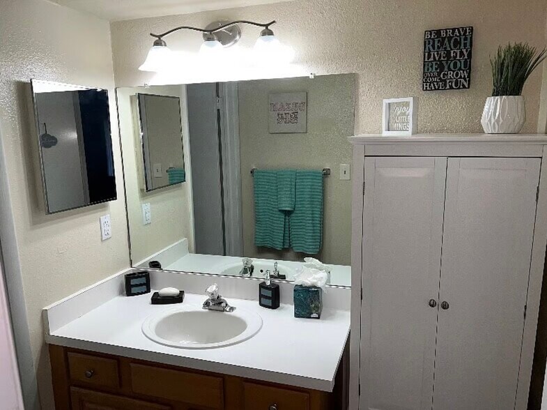 2nd Bath Dressing Area - 13289 Arbor Pointe Cir
