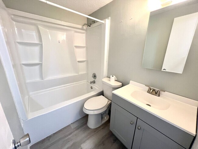 Building Photo - Adorable Renovated 2BD/1BTH Villa in 55+ C...