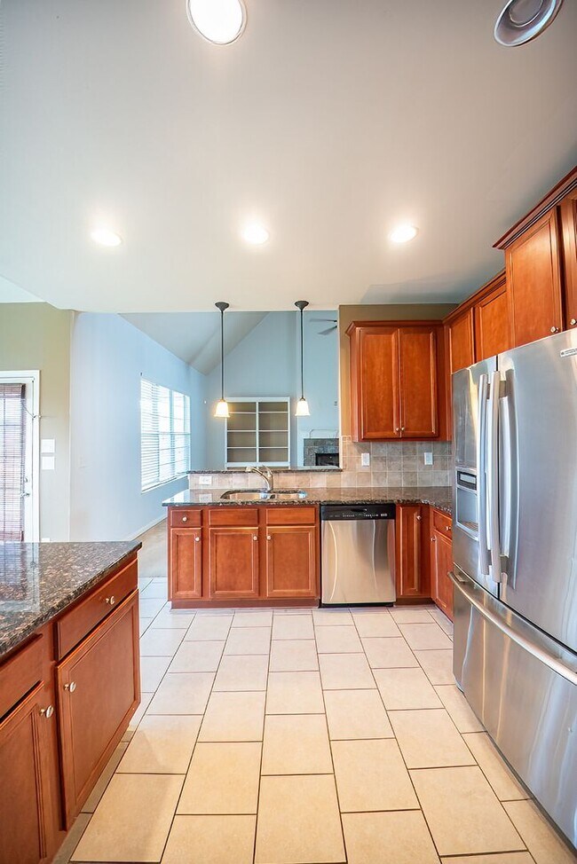 Building Photo - Beautiful home available today!