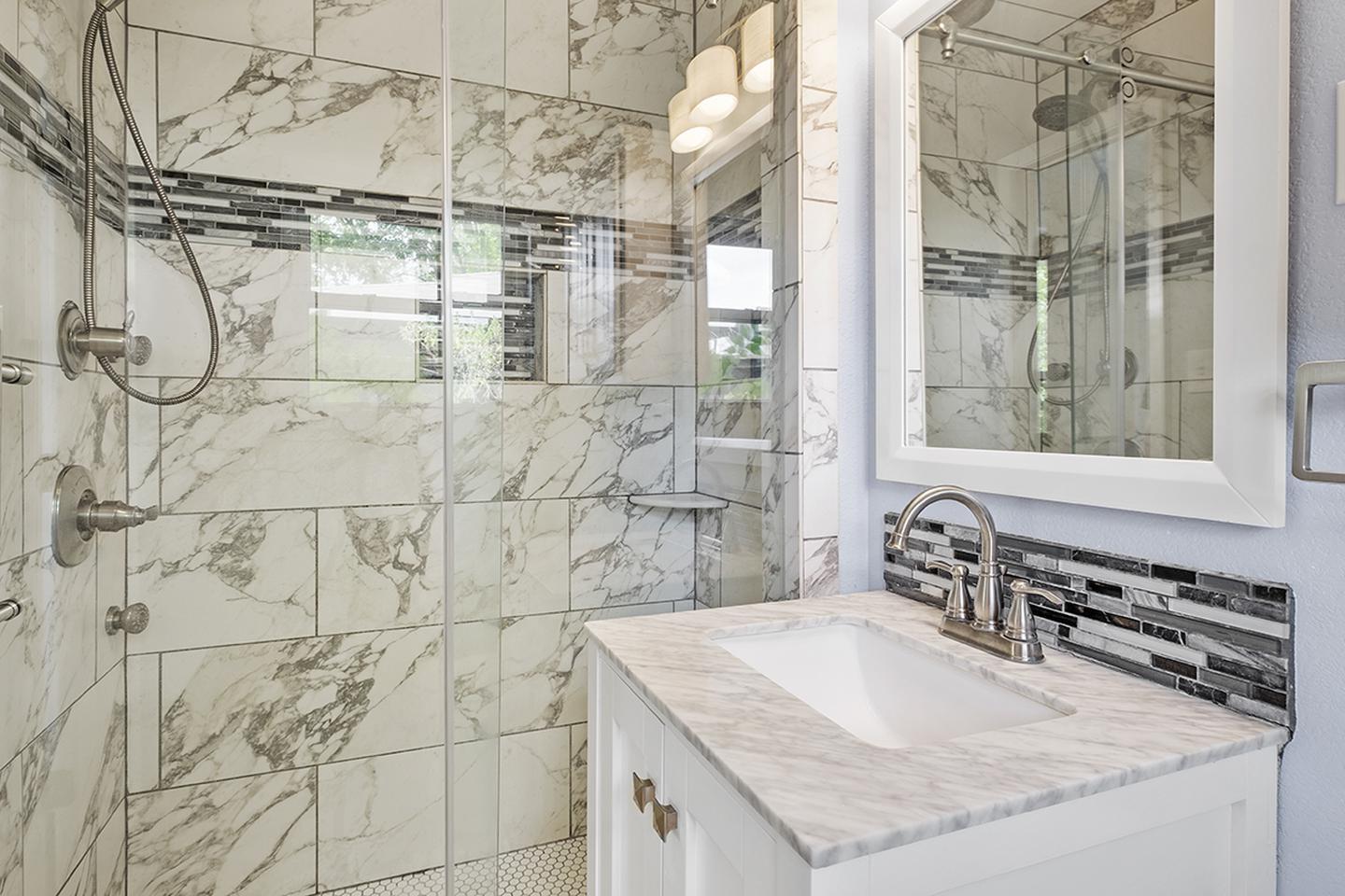 Building Photo - Remarkable Lakewood home steps from Ridgewood Park