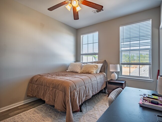 Building Photo - Rowandale