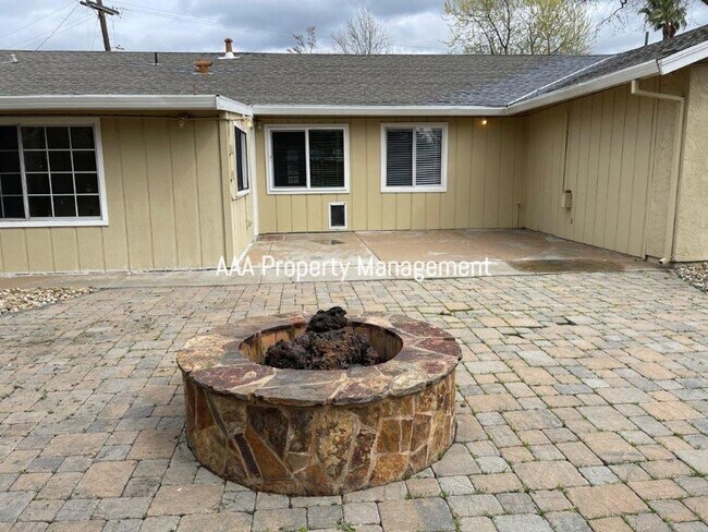Building Photo - Pleasant HIll 3 bedroom 2 bath Great locat...