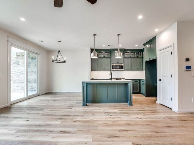 Building Photo - Luxury, Zero Maintenance Living Townhome