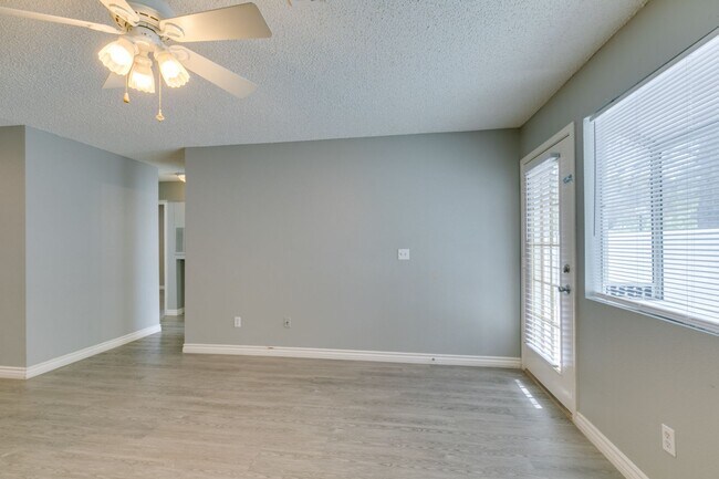 Building Photo - 2117 Willowbury Dr