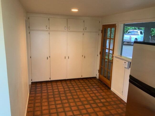 Building Photo - 3 Bedroom House in Hendrick's Park Area