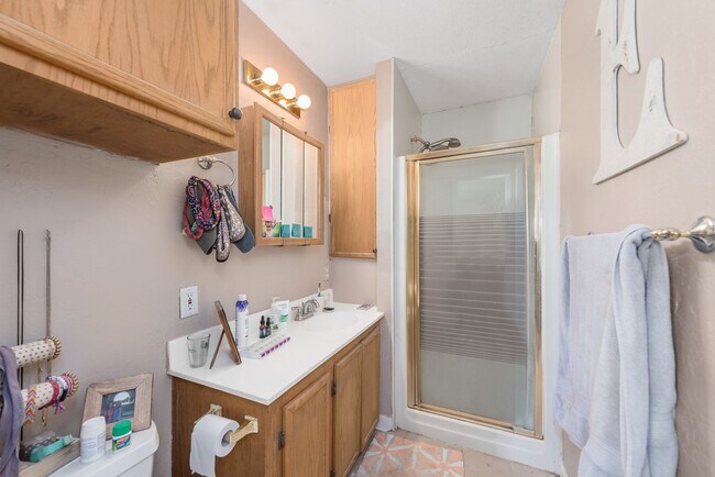 Building Photo - August 2026 Pre-Lease! Beautiful 3 Bed, 2 Bath House with Covered Patio!