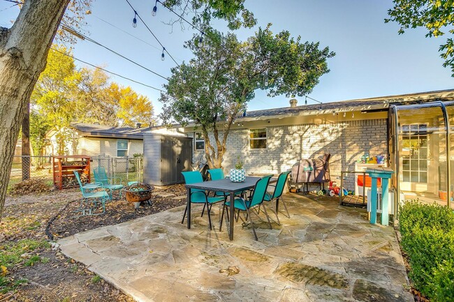 Building Photo - Beautiful Home on Corner Lot in South Hill...