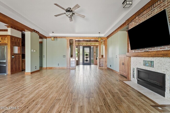 Building Photo - 3123 E Cat Balue Dr