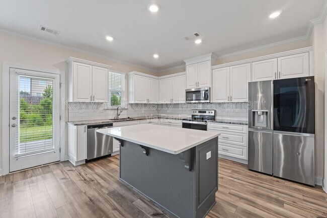 Building Photo - 585 Hampton Dr