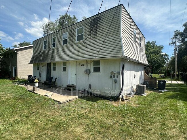 Building Photo - 212 N Oak Dr