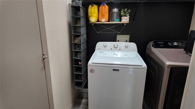 Building Photo - 723 Lady Diana Dr