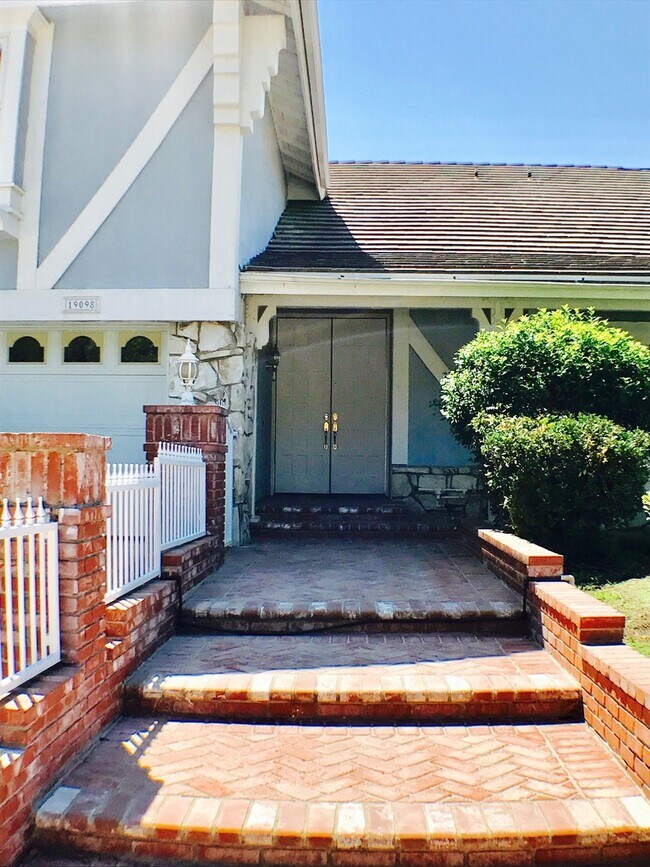 Building Photo - Very Spacious home in the desirable Porter Ranch area with a separate detached guest house