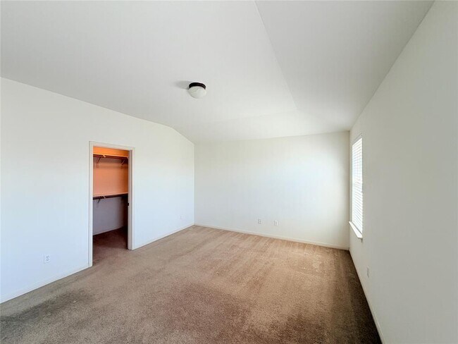 Building Photo - 1913 Short Summer Dr