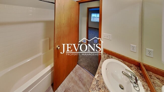 Building Photo - $500 Rent Credit - Two-bedroom home with a fully equipped kitchen, conveniently located near West...