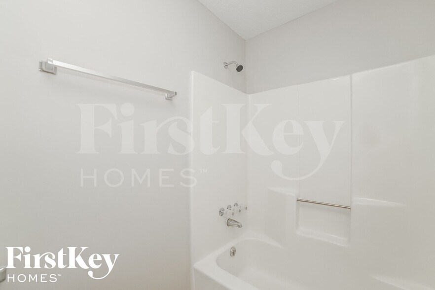 Building Photo - 3902 Viola Ct