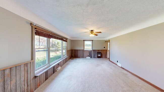 Building Photo - Country living in South Central! 3 bed/3 baths and large garage