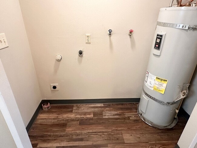 Building Photo - MCQ908