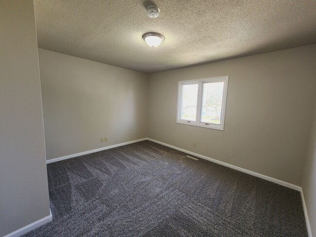 Building Photo - 3 Bedroom 2 Bath Home Available in Knoxville