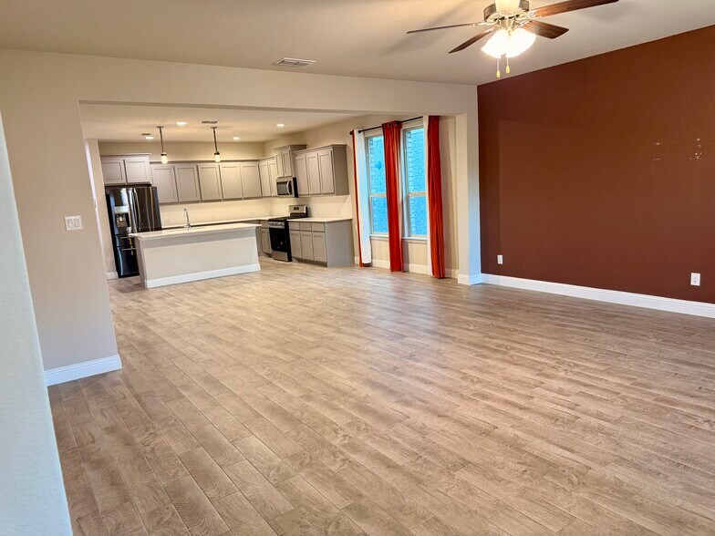Building Photo - 504 Nicklaus Way