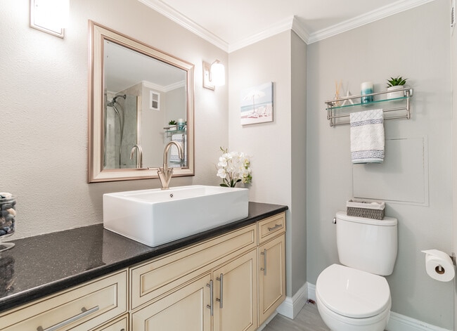 Building Photo - 880 Mandalay Ave