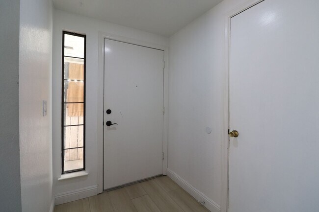 Building Photo - Spacious Northpointe Condo – 3 Bedrooms + Office | 3 Baths | Attached 2-Car Garage