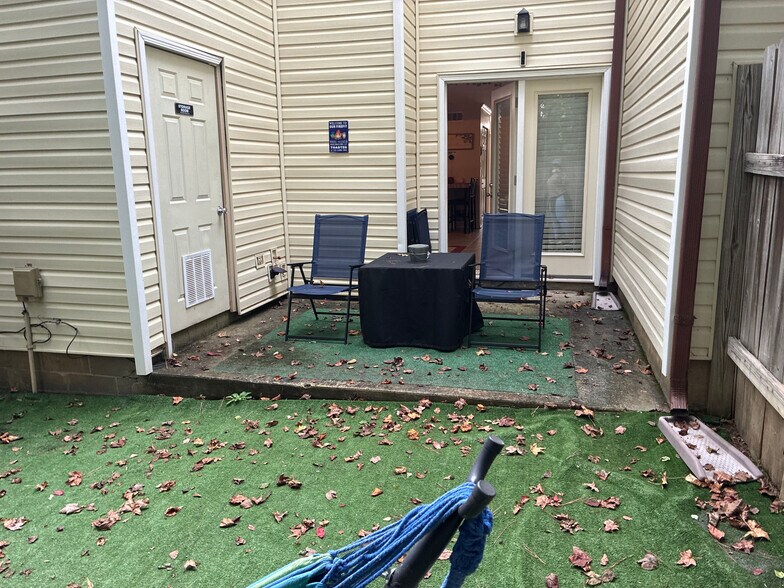 Building Photo - Room in Townhome on Baker Ct