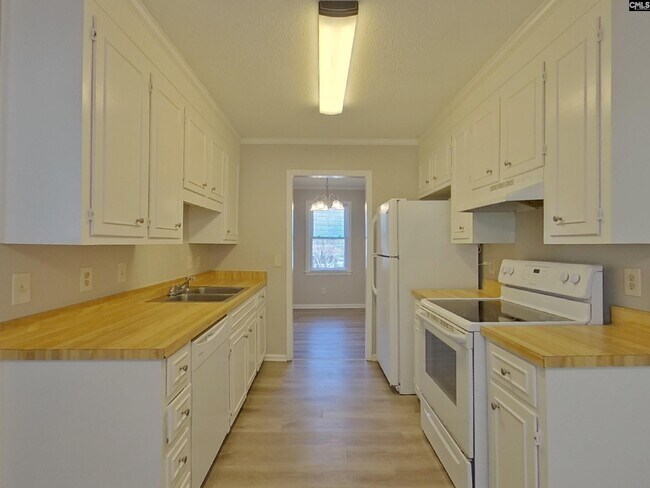 Building Photo - 208 Southampton Dr