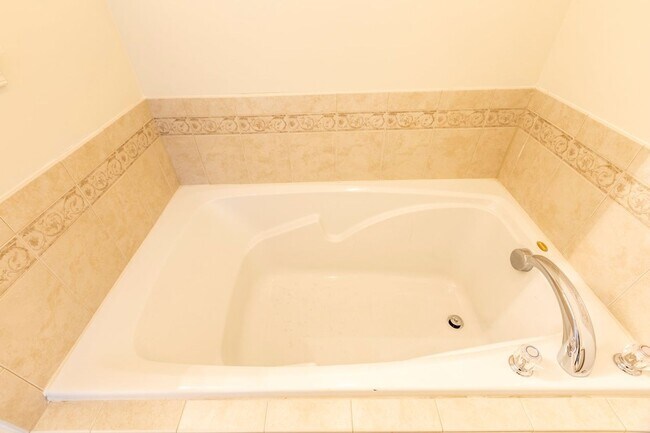 Building Photo - 703 Rainier Rd