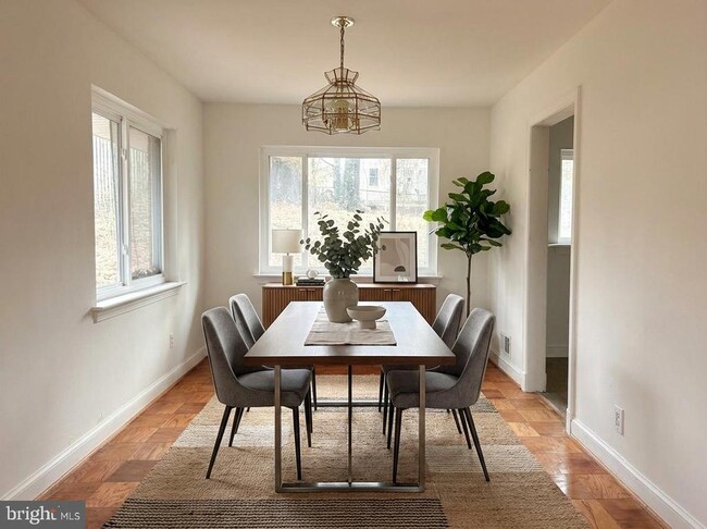 Building Photo - 2121 Patrick Henry Dr