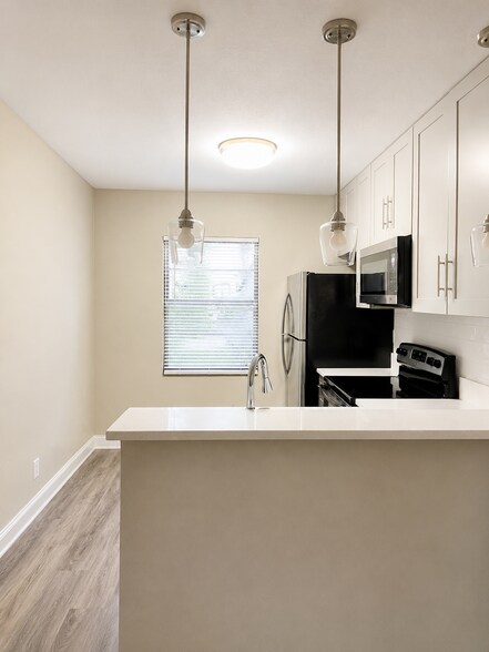 Building Photo - 710 7th St