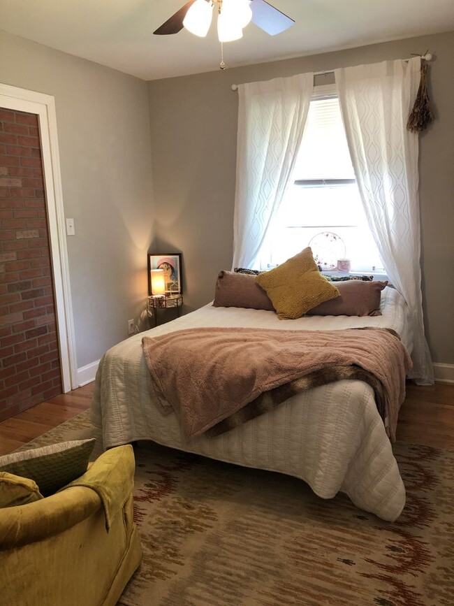 Building Photo - **UPDATED 3-BEDROOM DUPLEX WITH ATTACHED G...