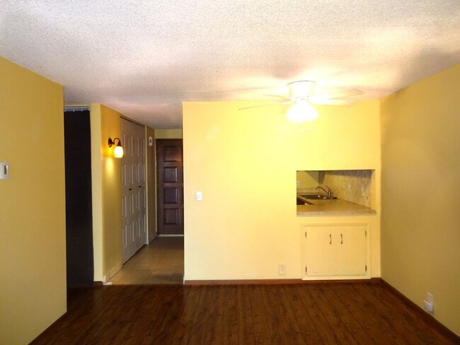 Building Photo - 2 bed/ 1 bath Condo!  With  Great Views!
