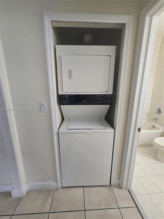 Building Photo - 1661 SE 28th St