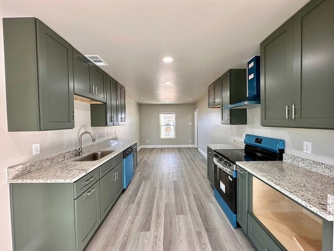 Building Photo - 1012 W 26th St