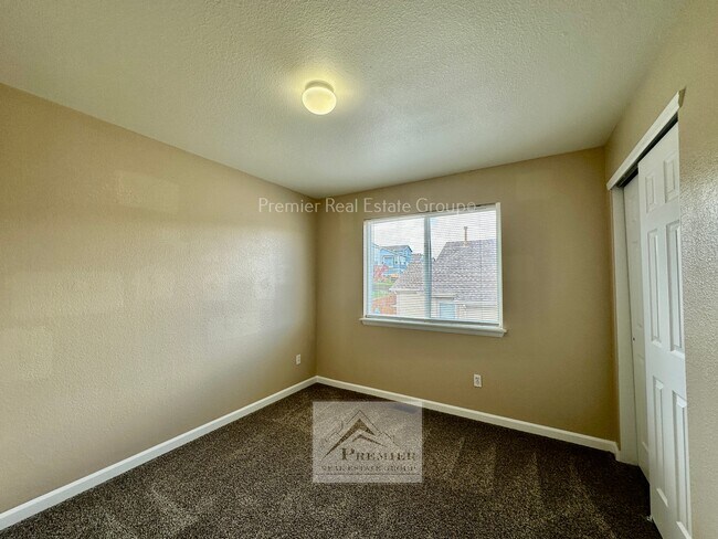 Building Photo - 8486 Meadowcrest Dr