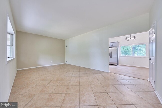 Building Photo - 2924 Gracefield Rd