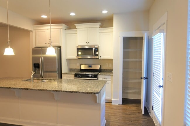 Building Photo - 17 Timber Oak Way