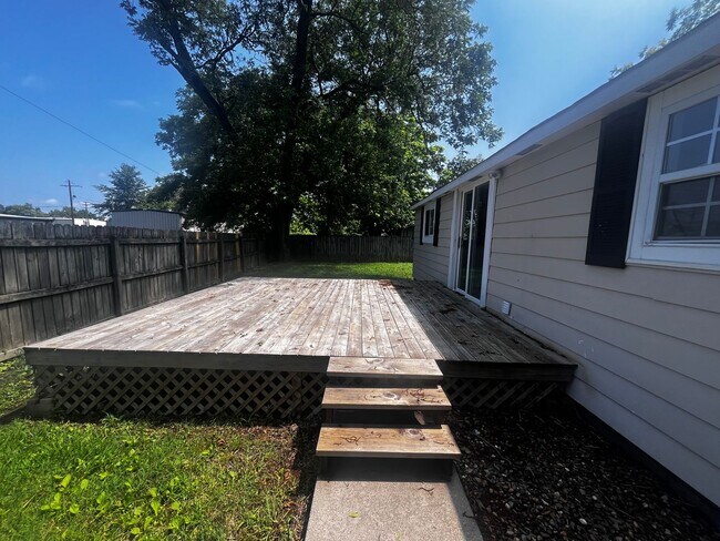 Building Photo - Freshly updated home with privacy fence in...