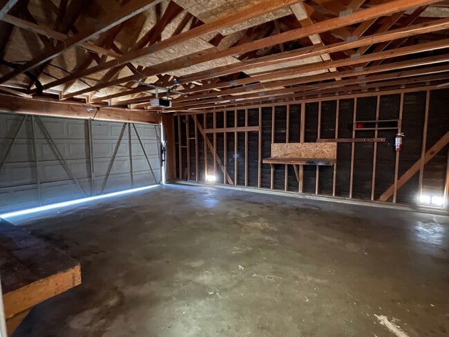 Building Photo - Recently Renovated and Move In Ready!