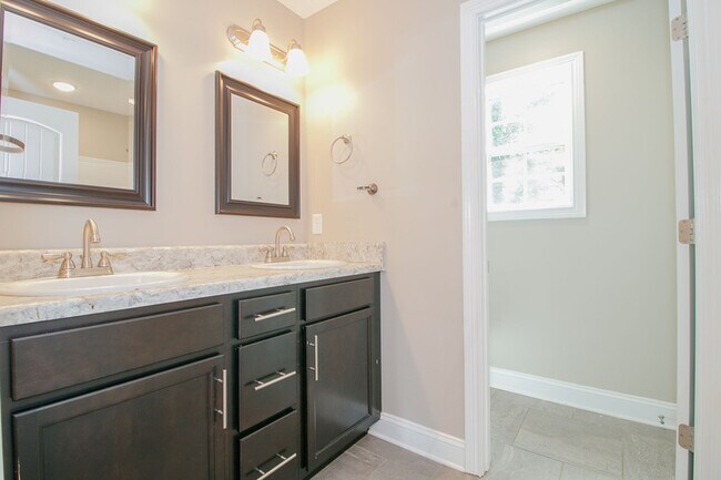 Building Photo - 209 Azalea Dr