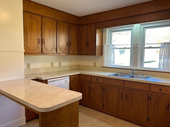 Building Photo - Charming 2 Bedroom Home with Stunning Views