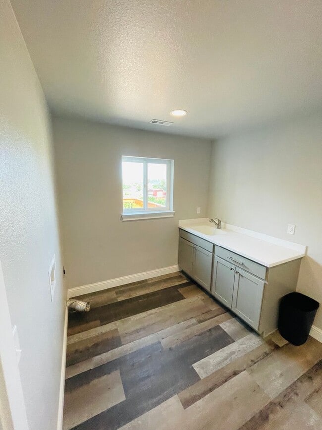 Building Photo - Entertainers delight, 3bdrm 2.5 bath home ...