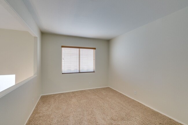 Building Photo - Immaculate 3 bedroom house with a Loft in ...