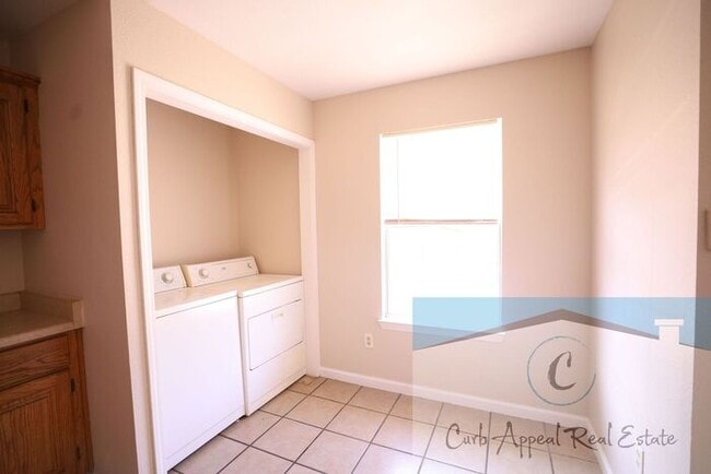Building Photo - First month move in special $700!! Renovat...