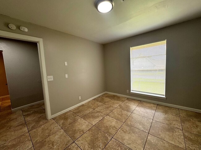 Building Photo - 3 bedroom 2 bathroom Duplex!