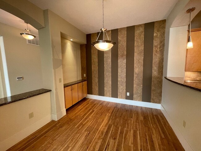 Building Photo - AVAILABLE NOW! 2-Bed/2-Bath with Garage near Vanderbilt and Belmont