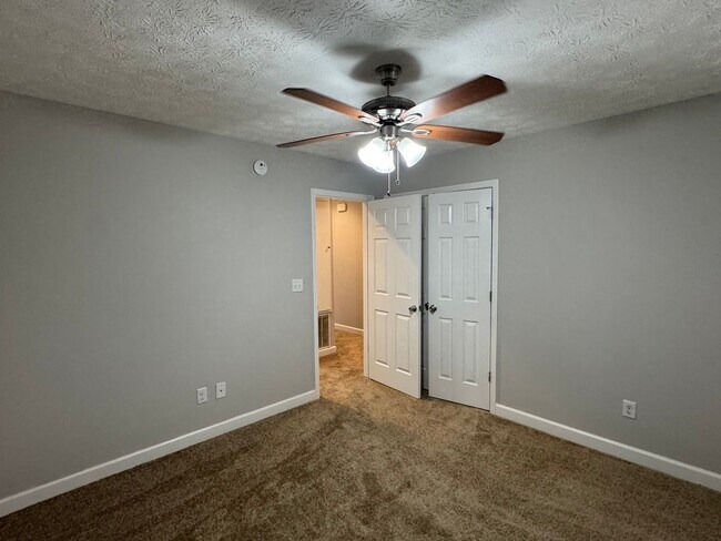 Building Photo - Lovely Brick Home!