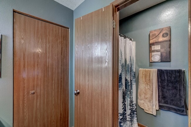Building Photo - 4025 Wild Flower Dr