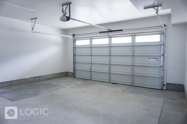 Building Photo - Gorgeous Townhome in Great Location!
